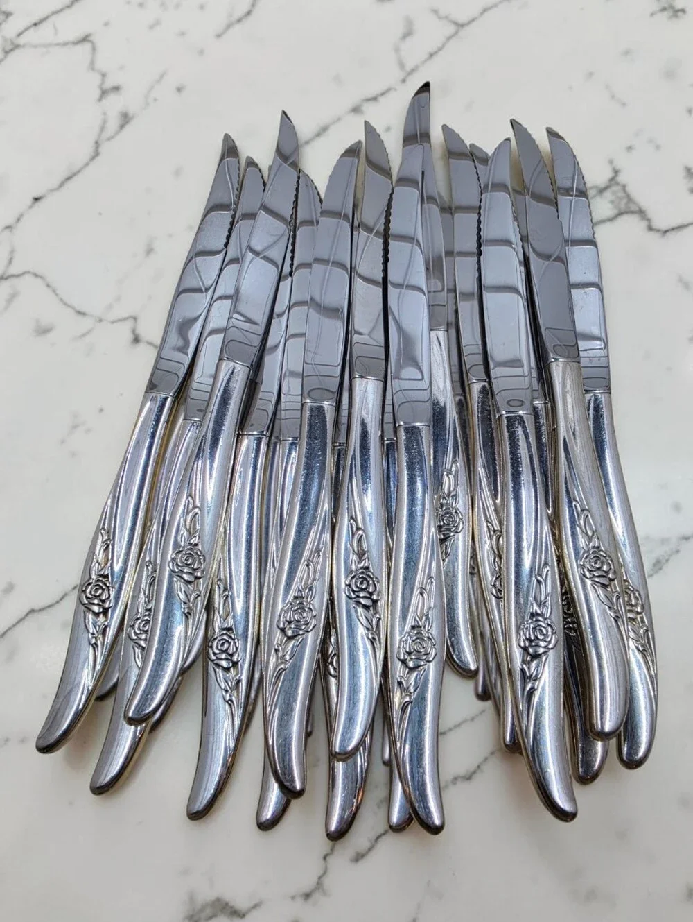 Oneida Rose Song Serrated Steak Knuves Set Of 16 Hollow Rogers Silverplate